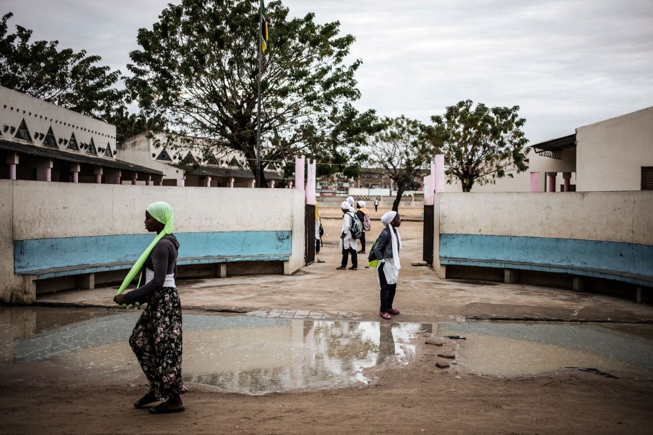 Des jeunes filles photographiées dans la cour d'une école publique à Nacala, au Mozambique, le 4 juillet 2018.
