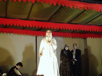 Juliet prepares to drink potion in order to reunite with Romeo © Human Rights Watch 2005