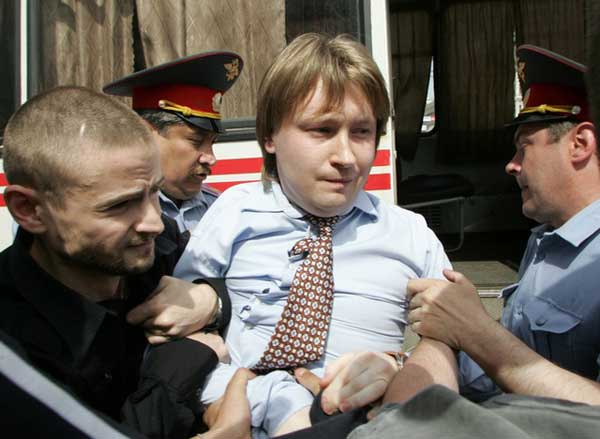 2. Polizisten nehmen Nikolay Alexeyev, 
den Veranstalter der 'Moscow Pride' vor dem Moskauer Rathaus fest.
&copy; 2007 Reuters Limited.