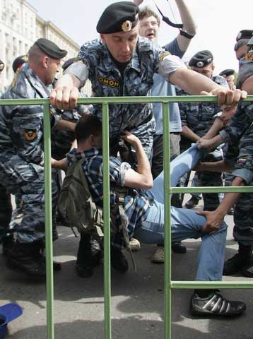 7. Bereitschaftspolizisetn nehmen Demonstranten fest. &copy; 2007 Reuters Limited.

