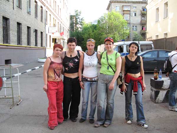 8. Demonstranten nach ihrer Freilassung vor der Presnenskaya Polizeistation. 
Von links nach rechts: Irina Barabanova, Mariya Zingaeva, Mariya Markelova, Fernanda von Manstein, 
Elena Tyurita &copy; 2007 Boris Dittrich/Human Rights Watch

