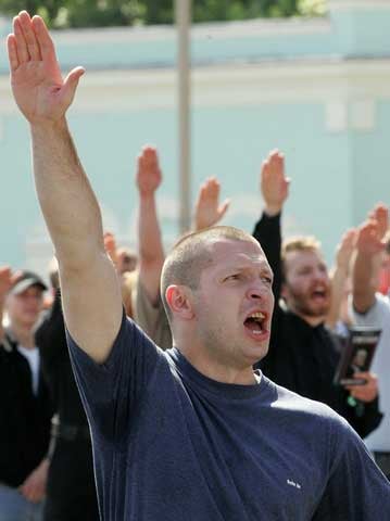 1.Националисты используют нациское приветствие в демонстрации против «Московского прайда», 26 мая © Reuters Limited.

