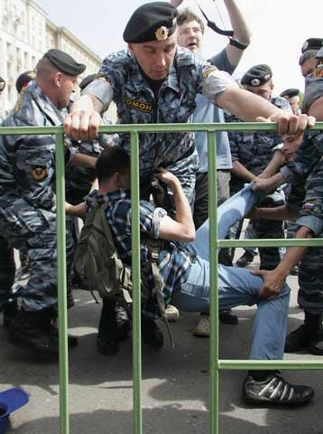 7.Отряды полиции для борьбы с уличными беспорядками  арестуют защитника прав ЛГБТ © 2007 Reuters Limited.

