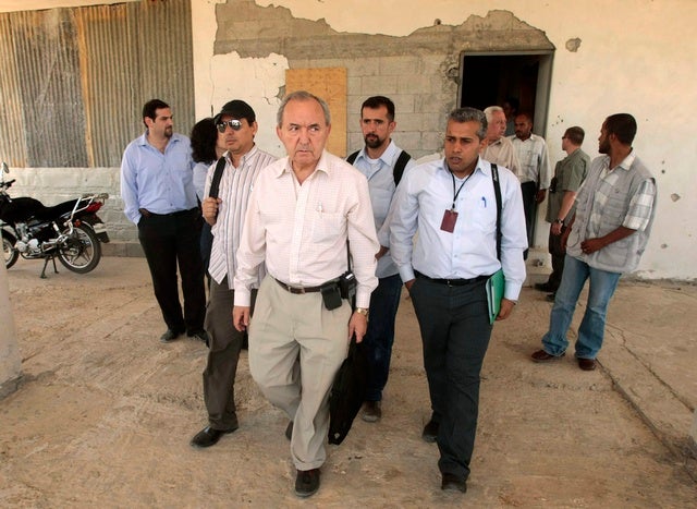 Justice Goldstone visiting damaged Gaza home (Reuters)