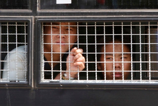 <p>Ethnic Hmong refugees sit inside a police truck during an operation to deport thousands of ethnic Hmong asylum-seekers to Laos at the Ban Huay Nam Khao camp in Phetchabun province, about 416 kilometres (258 miles) northeast of Bangkok, December 28, 2009.</p>