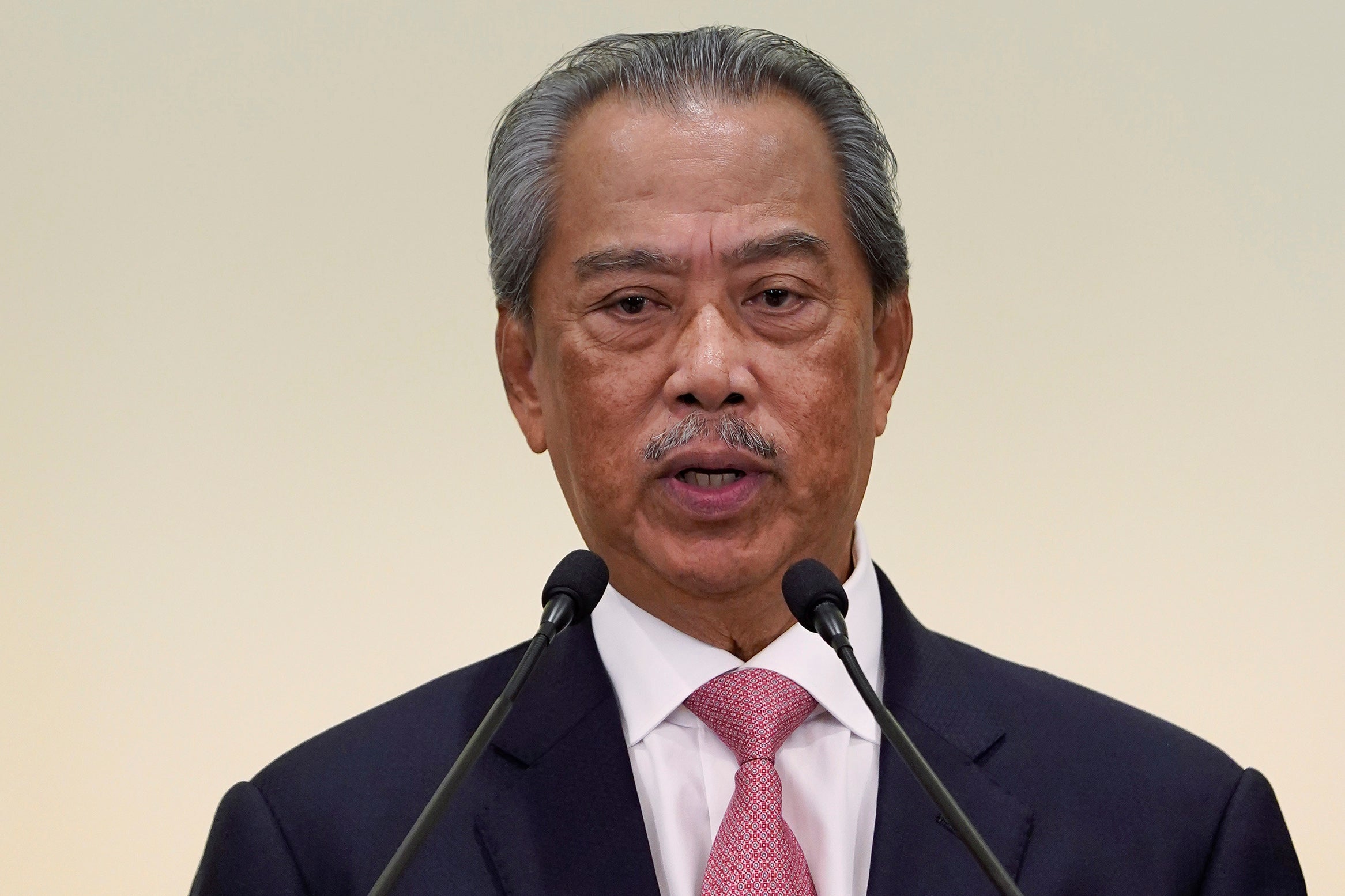 Perdana Menteri Malaysia Muhyiddin Yassin berbicara dalam sebuah konferensi pers setelah pertemuan kabinet pertama di kantor perdana menteri di Putrajaya, Malaysia, 11 Maret 2020. 