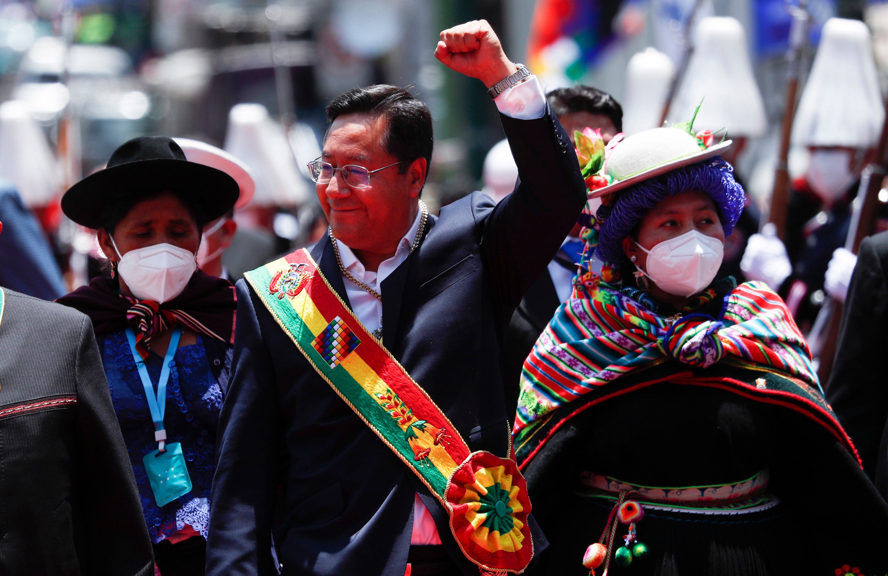 Novo Presidente da Bolivia, Luis Arce deixando o congresso depois da cerimonia de posse em La Paz, 8 de novembro de 2020.