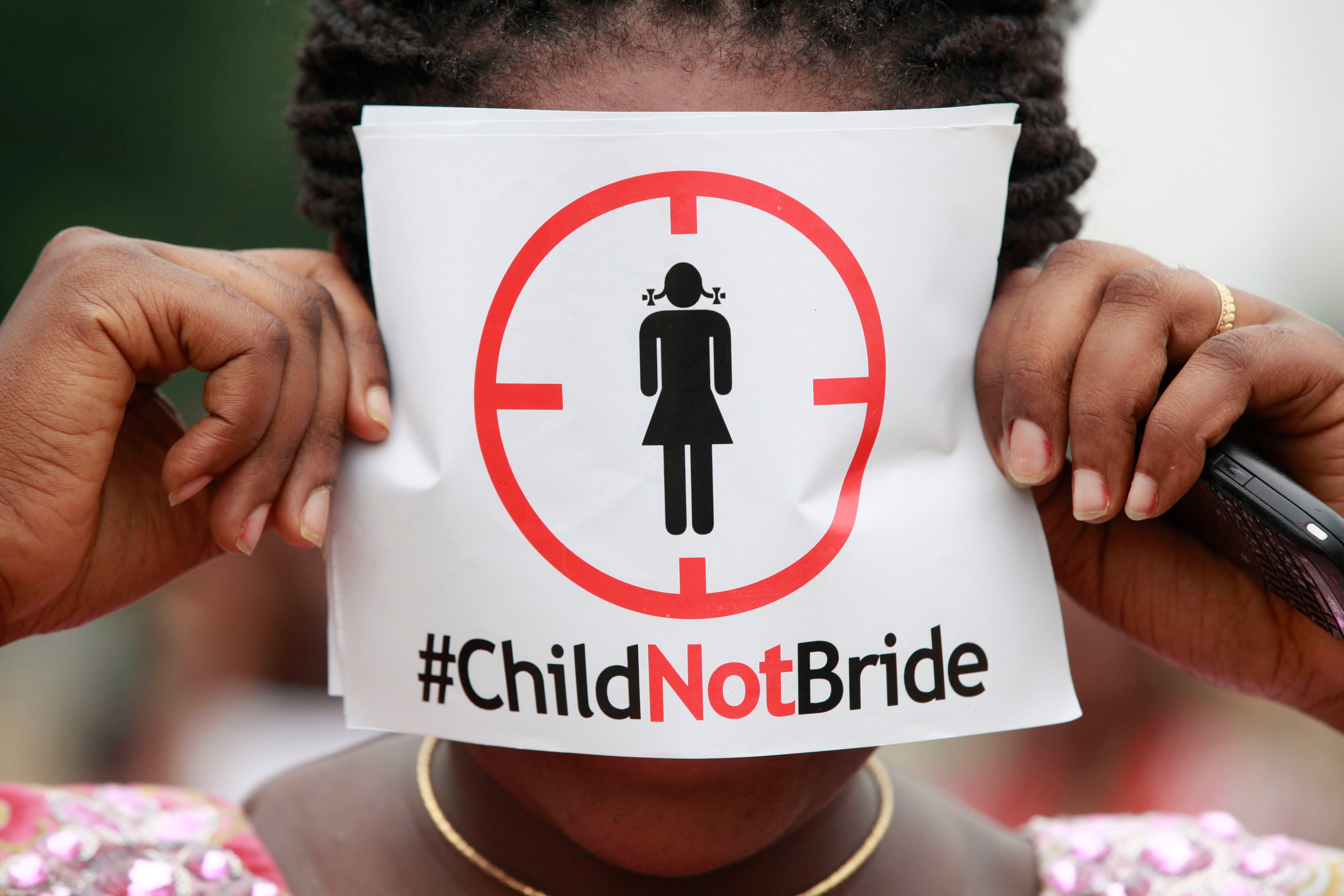 Cette femme tenait une feuille avec le hashtag #ChildNotBride (« Enfant, non épouse ») lors d’une manifestation contre les mariages d'enfants, tenue à Lagos, au Nigeria, en juillet 2013.