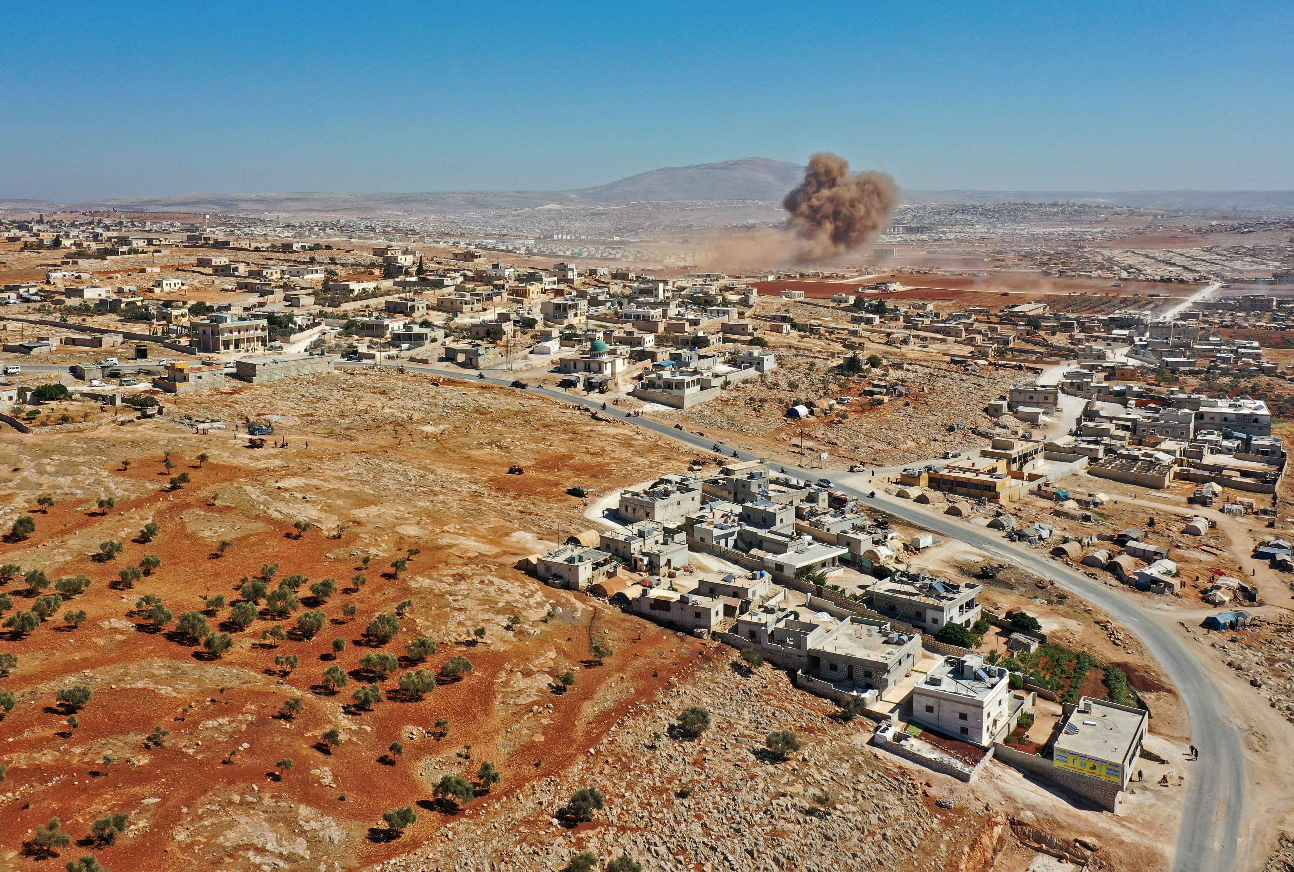 Rusya'nın 27 Eylül 2022 tarihinde Suriye'nin Bab al-Hawa (Cilvegözü) sınır kapısı yakınlarına düzenlediği hava saldırılarından yükselen dumanlar, AFP muhabirleri ve İngiltere merkezli Suriye İnsan Hakları Gözlemevi'ne göre. © 2022 OMAR HAJ KADOUR/Getty Images aracılığıyla AFP