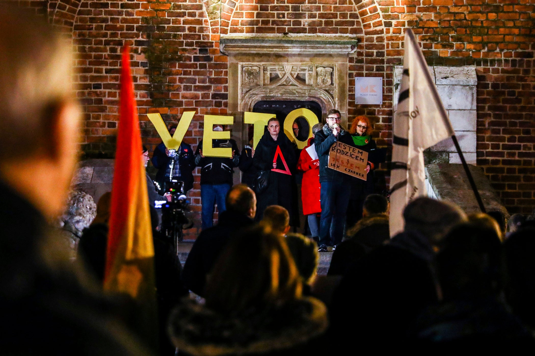 Ludzie biorący udział w proteście “Stop Lex Czarnek” na Rynku Głównym w Krakowie, Polska, 15 luty 2022