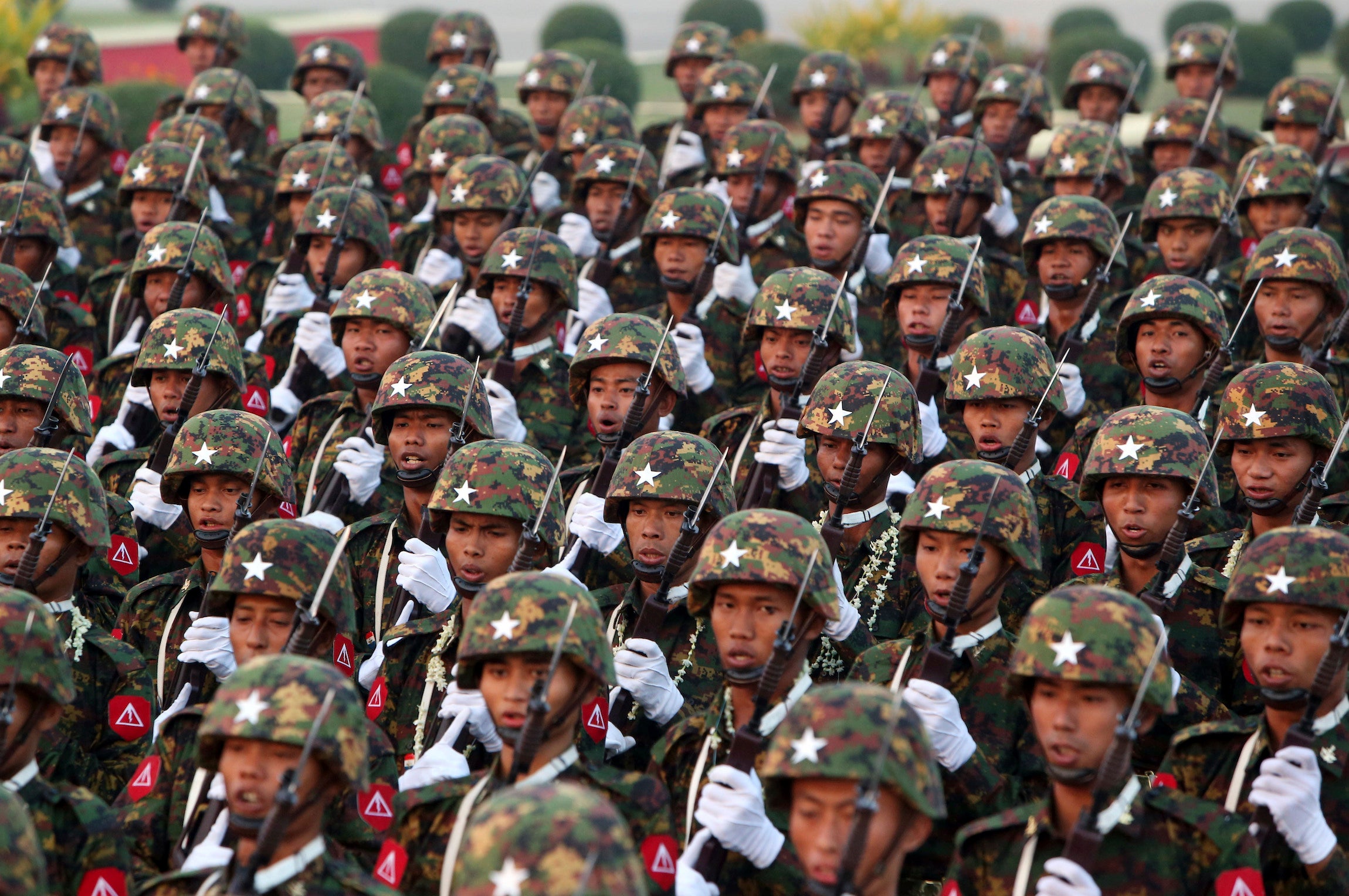 Tentara Myanmar berbaris saat parade memperingati Hari Ulang Tahun ke-74 Angkatan Bersenjata di Naypyitaw, Myanmar, 27 Maret 2019. 