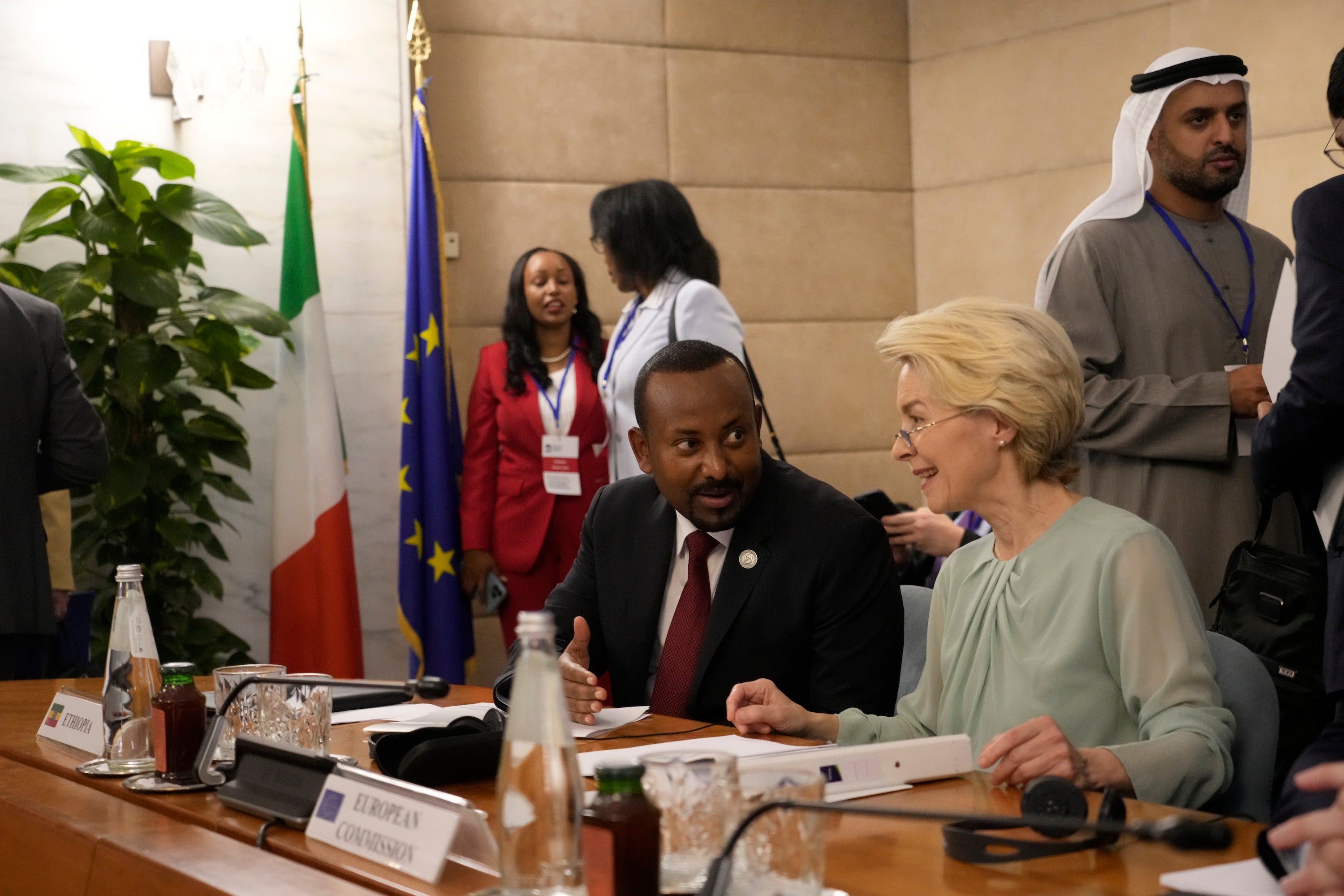 La présidente de la Commission européenne, Ursula von der Leyen, discute avec le Premier ministre éthiopien Abiy Ahmed Ali lors d'une conférence internationale sur la migration à Rome, le 23 juillet 2023. © 2023 Gregorio Borgia/AP Photo