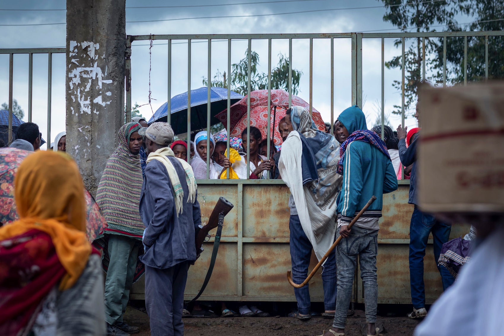 Des Éthiopiens déplacés de différentes villes de la région d'Amhara attendent des distributions d'aide dans un centre pour personnes déplacées à Debark, dans la région d'Amhara, dans le nord de l'Éthiopie, le 26 août 2021.