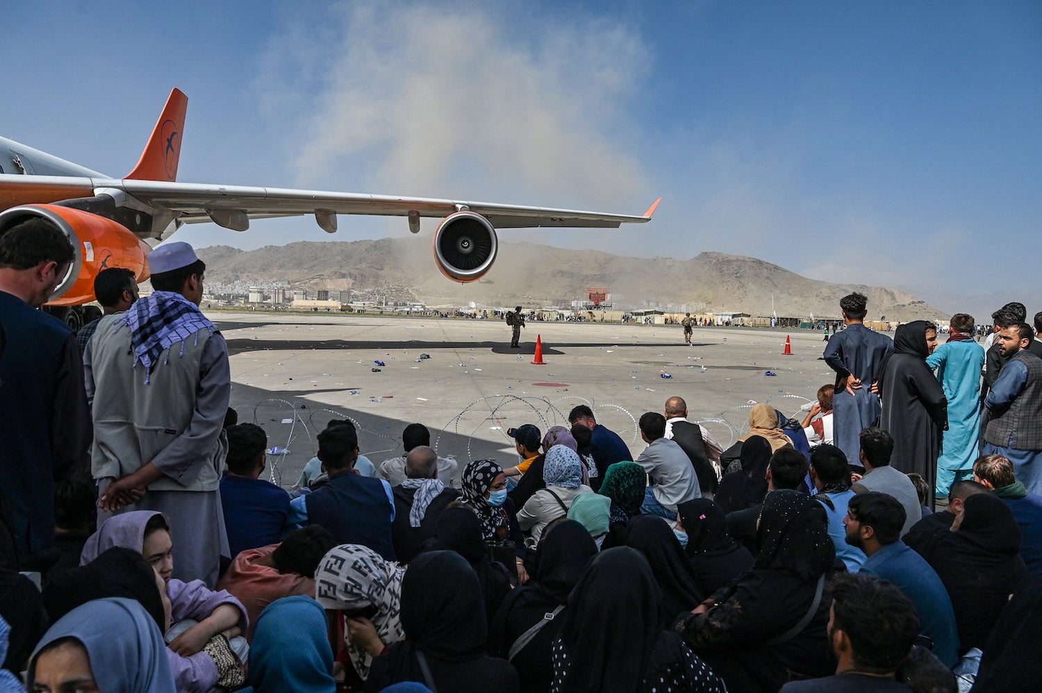 Afghanen warten am internationalen Flughafen von Kabul auf ihre Ausreise, nachdem die Taliban die Macht übernommen haben, 16. August 2021.