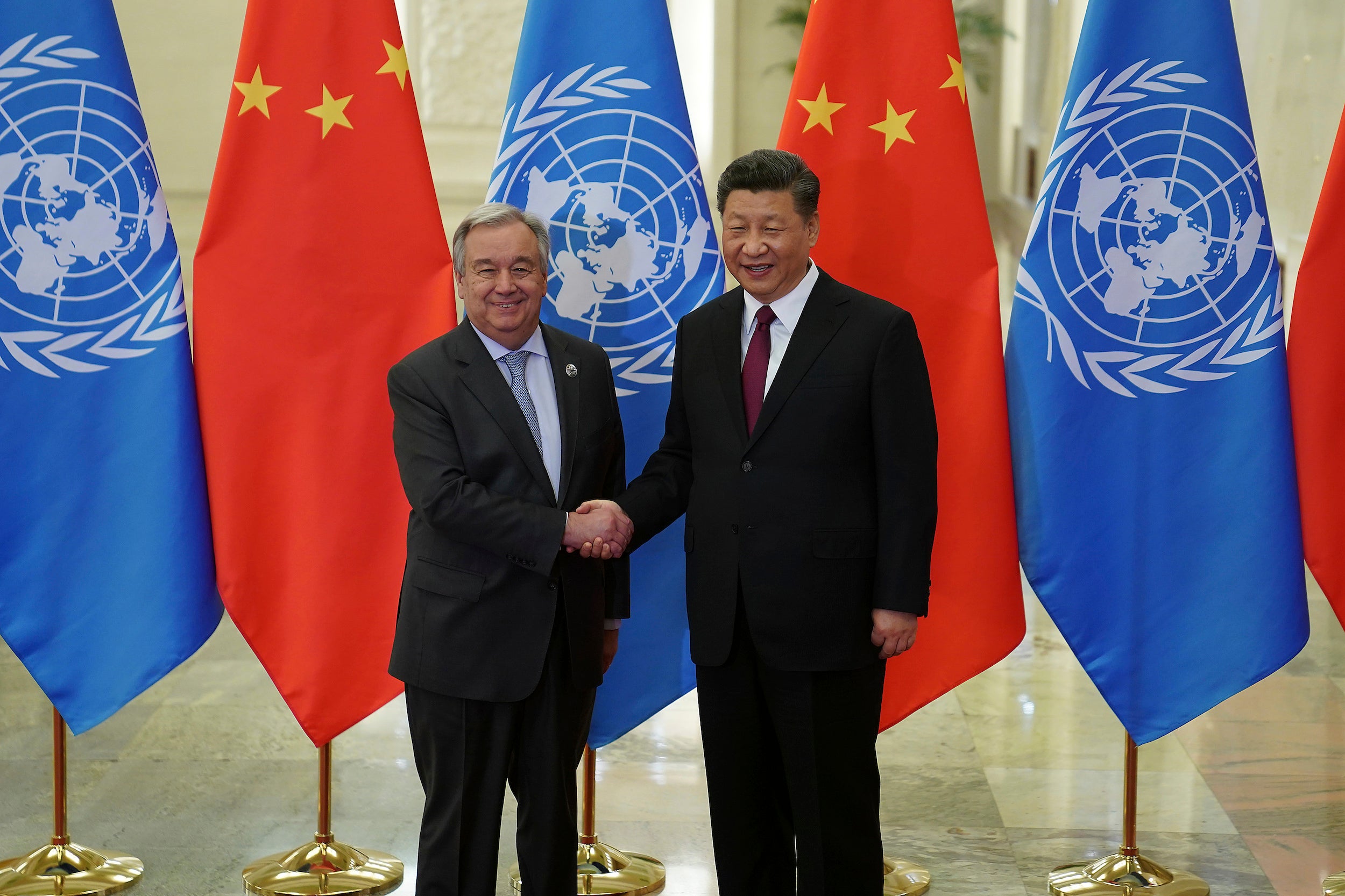 Presiden Tiongkok Xi Jinping (kanan) berjabat tangan dengan Sekretaris Jenderal PBB António Guterres di Aula Besar Rakyat di Beijing, 26 April 2019. 
