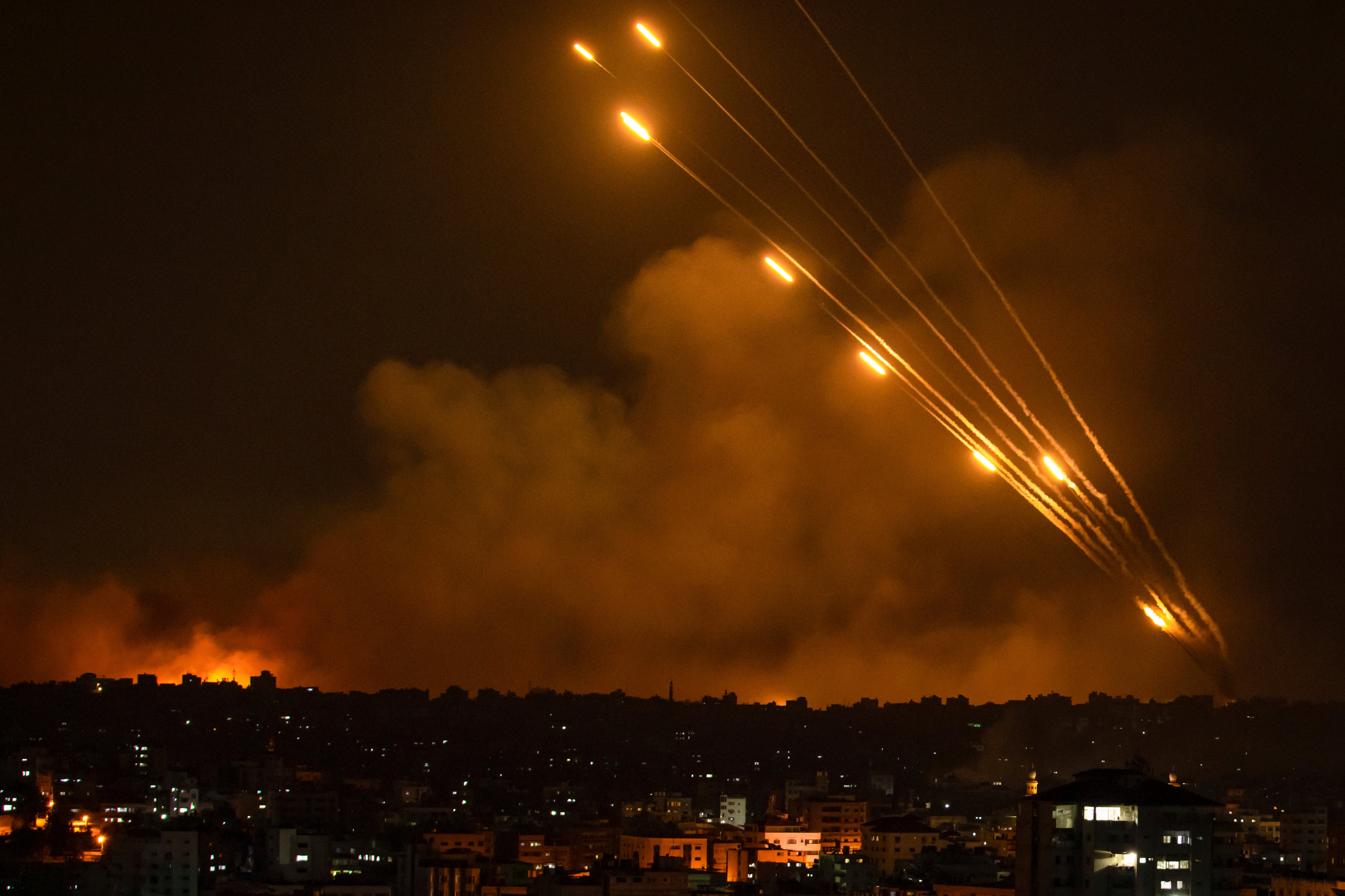 Une série de roquettes tirées vers Israël depuis la bande de Gaza illumine le ciel, le 8 octobre 2023.