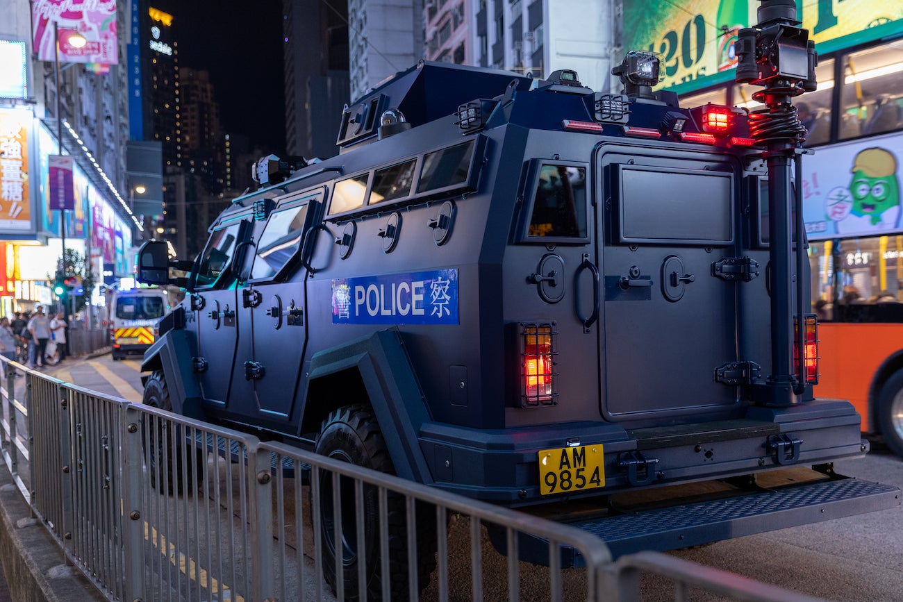 Un fourgon de police chinois circulait dans une rue de Hong Kong le 4 juin 2023, à l’occasion du 34ème anniversaire du massacre de Tiananmen de 1989. Cette journée a été marquée par une présence policière accrue, des fouilles et des arrestations.