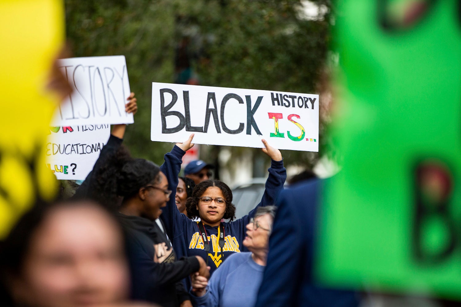 Une jeune femme brandissait une pancarte lors d’une manifestation organisée par le National Action Network à Tallahassee, en Floride, le 15 février 2023, suite au refus du gouverneur Ron DeSantis d’autoriser l’enseignement du cours d’histoire « AP African American Studies » dans les écoles publiques de cet État.