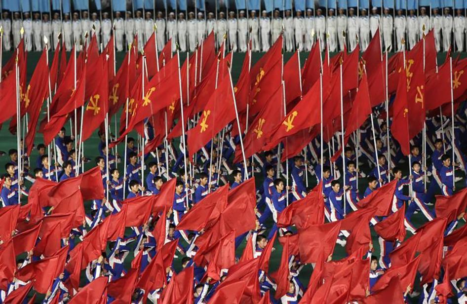 朝鲜民众在平壤大型表演中挥舞劳动党旗