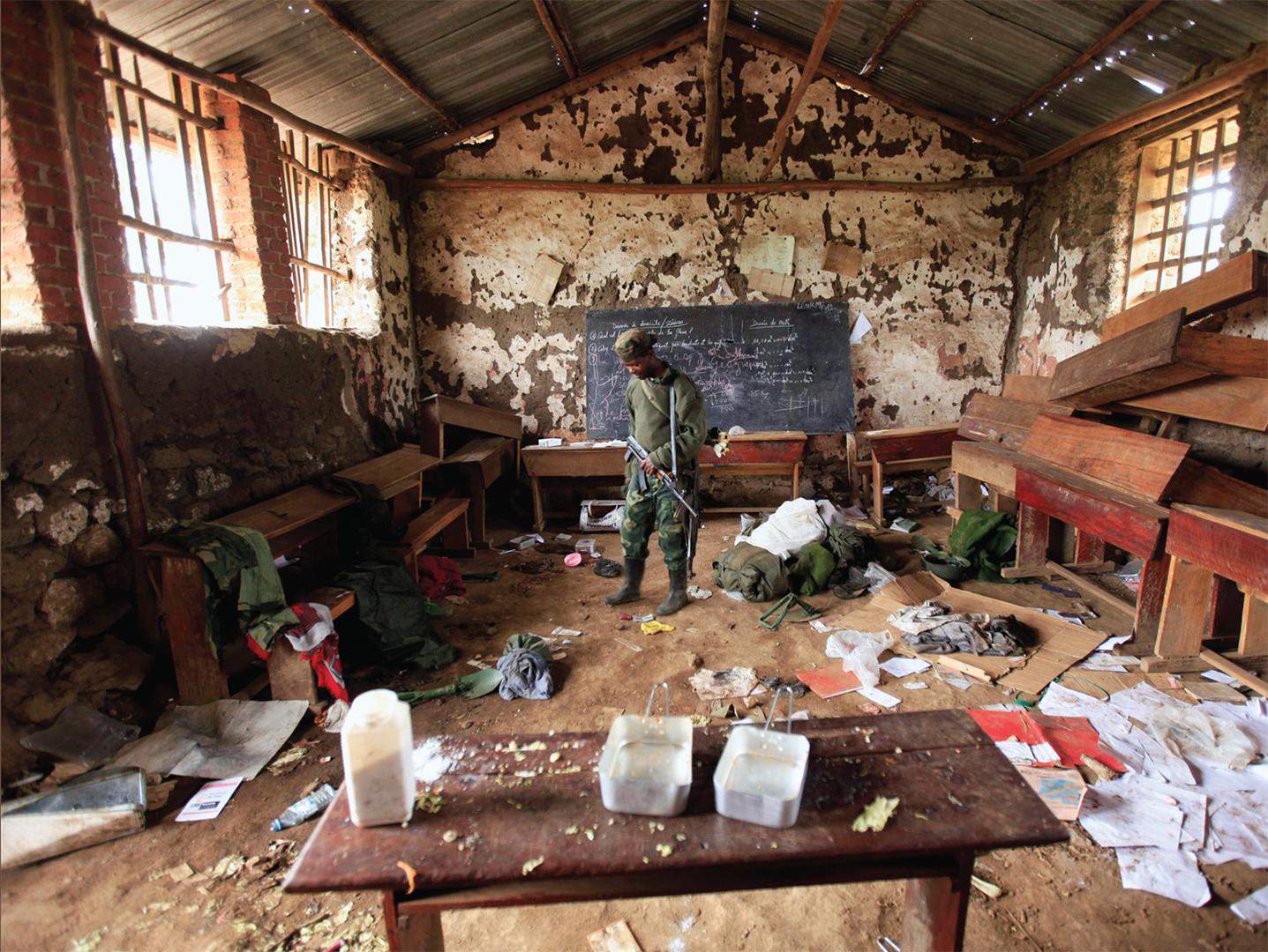 Un combattant rebelle congolais dans la salle de classe d’une école abandonnée