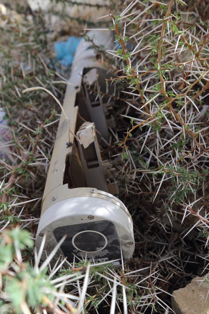 عبوة "بي إل يو-108" مستهلكة من قنبلة "سي بي يو-105" بخاصية مجسات استشعار عُثر عليها في الأحمر بالصفراء، محافظة صعدة شمالي اليمن، في 27 أبريل/نيسان. 