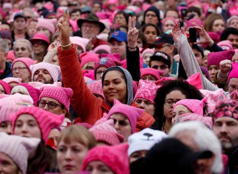Orang-orang berkumpul untuk Women's March (pawai perempuan) di Washington A.S., 21 Januari 2017. 