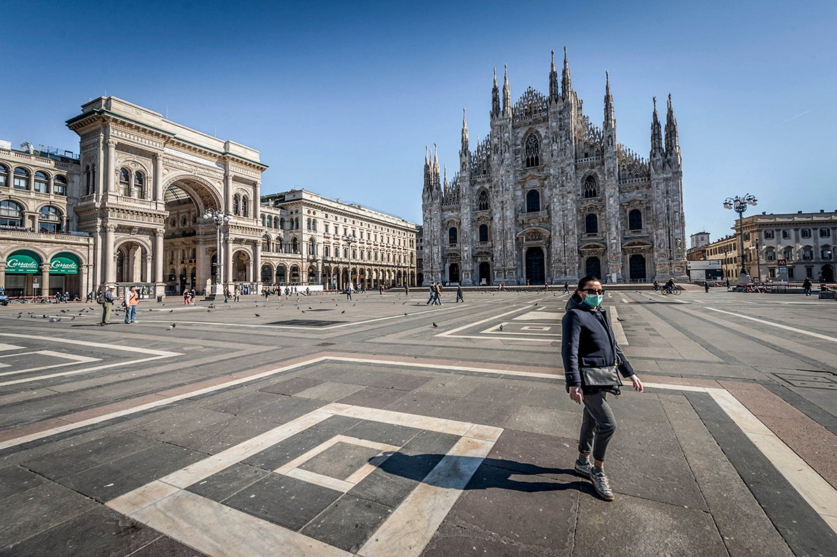 Kaum Menschen in den Straβen und geschlossene Geschäfte prägen den Alltag während der Corona-Krise in Mailand, Italien. 11. März 2020.