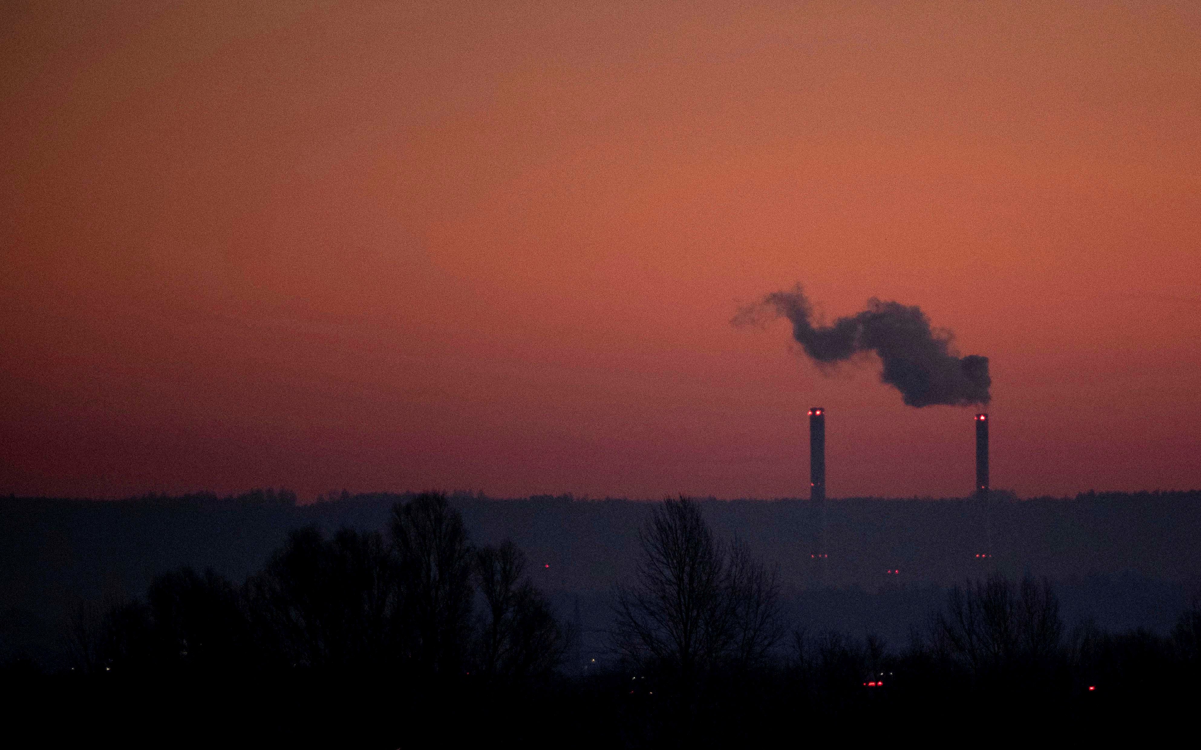 Les tours d’une centrale électrique à charbon, aperçues à l’aube, en Allemagne.