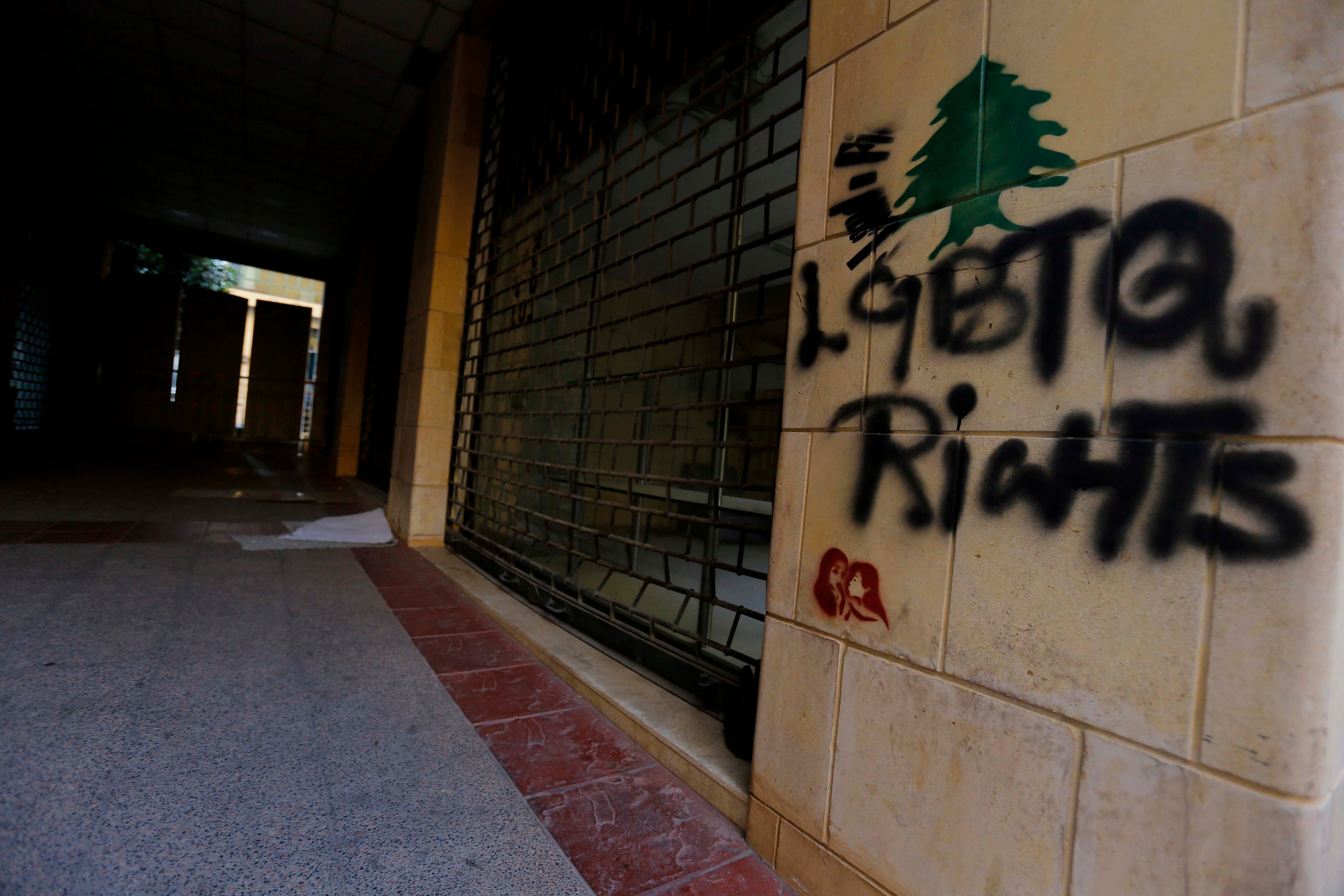 Grafiti bertuliskan Hak-Hak LGBTQ yang dilukis dengan semprotan di sebuah lokasi protes di pusat kota Beirut. 22 Desember 2019.