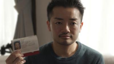 日本跨性别男性杉山文野拿著他的身份證，上面写著“女性”。摄於东京杉山自宅。
