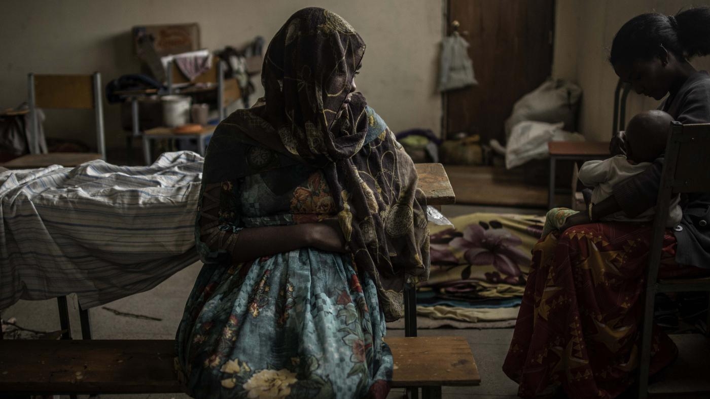  Una mujer sentada en una escuela que se utiliza para alojar a personas desplazadas por los combates, en la ciudad de Mekelle, en la región septentrional etíope de Tigray, el 27 de junio de 2021.
 © 2021 Finbarr O’Reilly/The New York Times/Redux