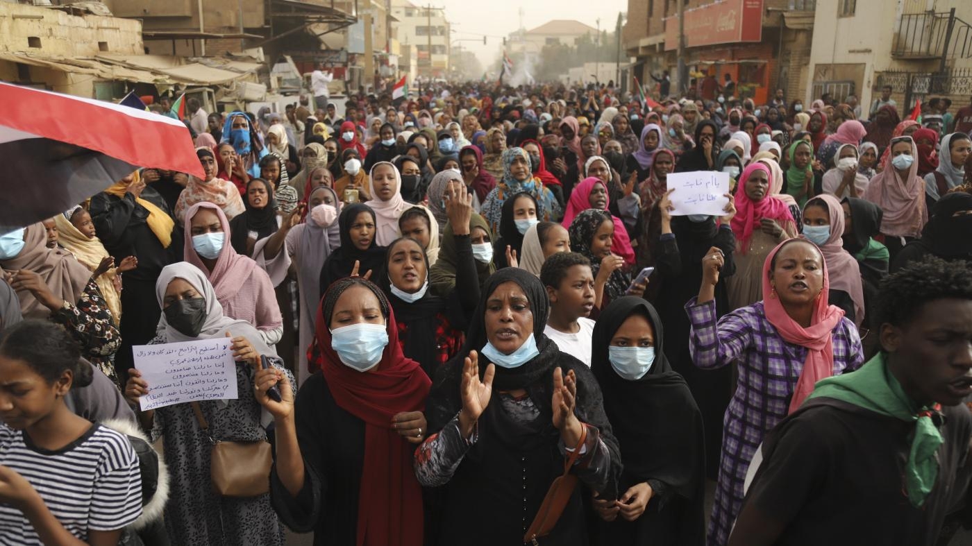  Manifestantes ante la casa de un activista asesinado días antes en Jartum, Sudán. Cientos de "comités de resistencia" organizaron protestas no violentas para exigir un gobierno civil en Sudán, el 27 de enero de 2022.
 © 2022 Faiz Abubakar Muhamed/The New York Times/Redux