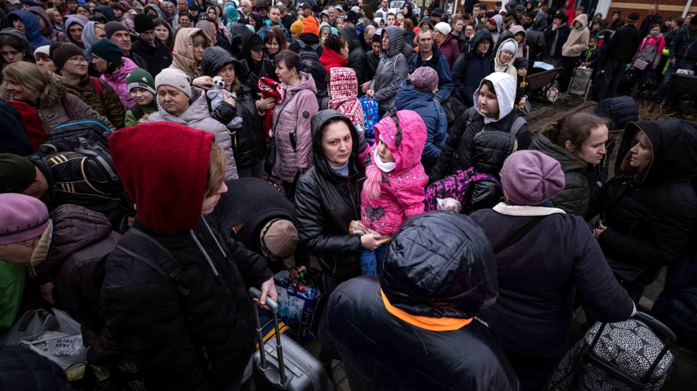  Familias que huyen llegan a la estación principal de tren de la ciudad oriental ucraniana de Kramatorsk, en la región de Donbás, el 3 de abril de 2022.
 © 2022 Fadel Senna/AFP/Getty Images