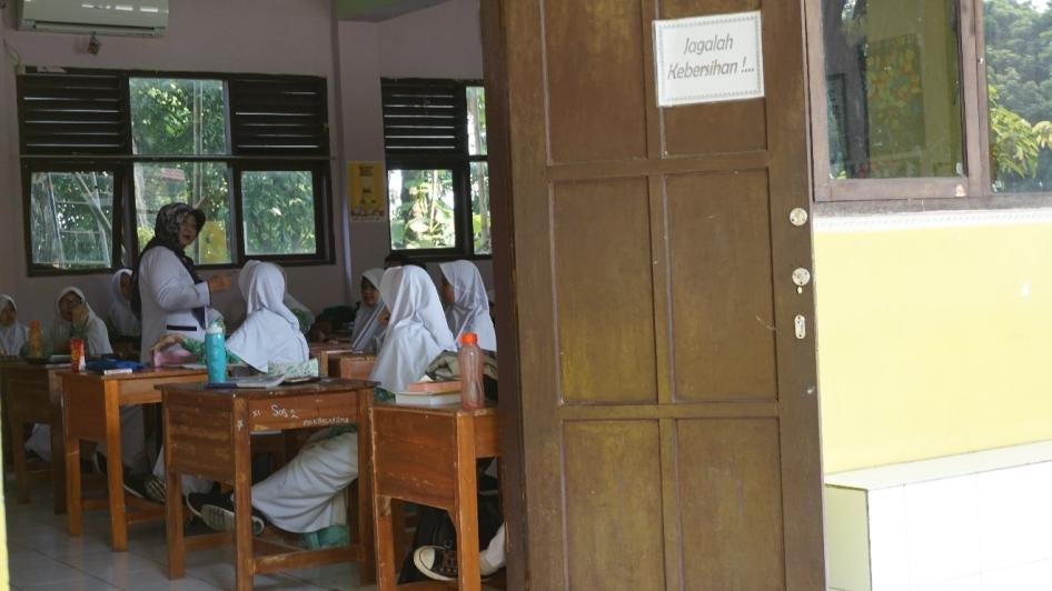 A classroom of schoolgirls wearing jilbabs