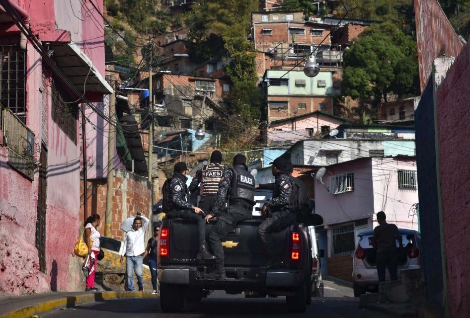 Des membres des Forces d'action spéciales (Fuerzas de Acciones Especiales, FAES) du Venezuela à bord d’un pickup menaient une opération sécuritaire dans un quartier de Caracas, le 1er avril 2019.