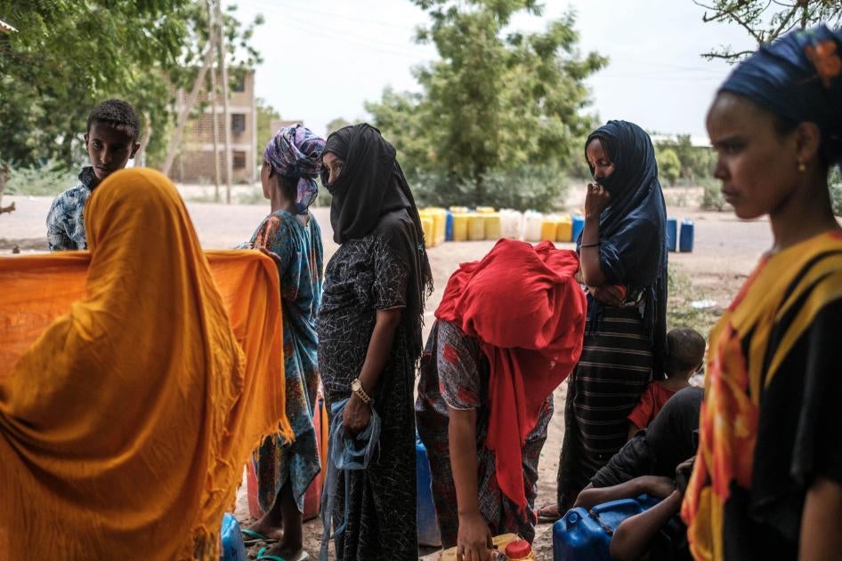 Des femmes éthiopiennes faisaient la queue pour puiser de l'eau dans un réservoir situé près d’un complexe de bâtiments abandonnés, hébergeant des personnes déplacées, dans la banlieue de Dubti, ville située dans la région Afar dans le nord de l'Éthiopie, le 7 juin 2022. 