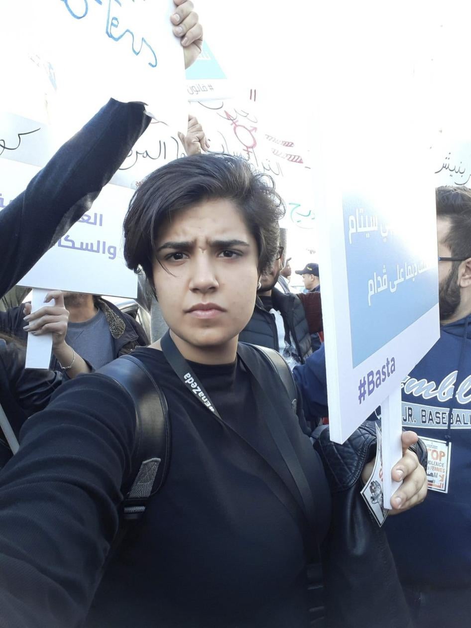 Para pengunjuk rasa menuntut diakhirinya kekerasan dan pelecehan seksual pada demonstrasi #MeToo di Tunisia. 