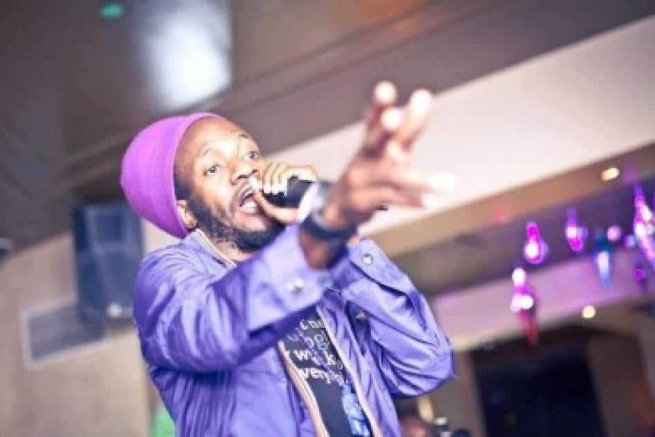 Artis reggae-dancehall Zimbabwe Wallace Chirumiko, yang dikenal sebagai Winky D, tampil di festival Unplugged Africa, London, 27 Agustus 2012. 