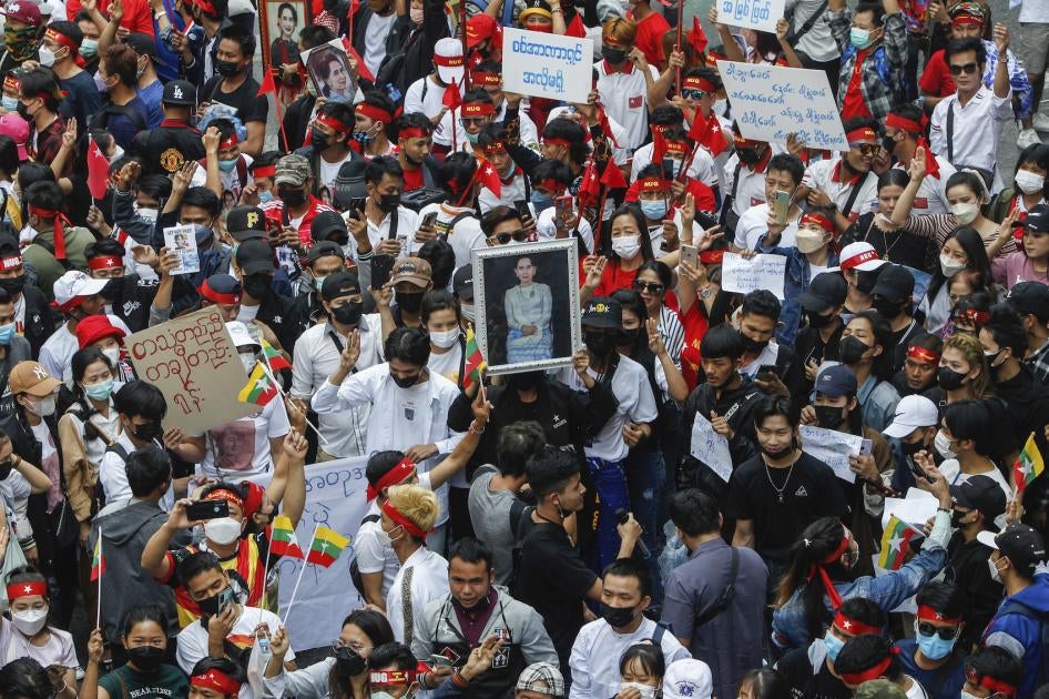 Para demonstran memprotes junta militer yang berkuasa dalam sebuah aksi unjuk rasa untuk memperingati dua tahun kudeta di Myanmar di luar Kedutaan Besar Myanmar di Bangkok, Thailand, 1 Februari 2021. 