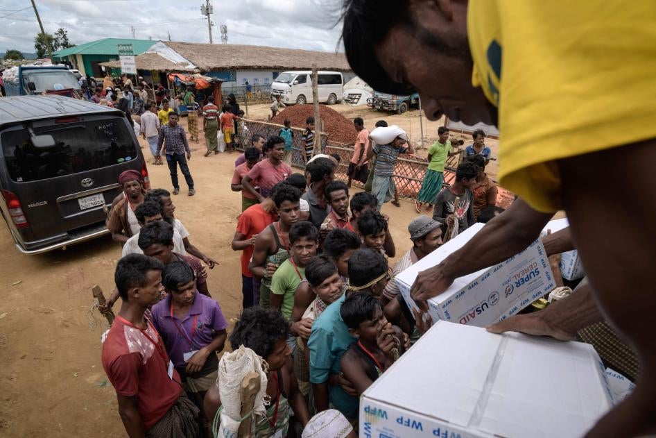 Sejumlah pengungsi Rohingya mengumpulkan kotak bantuan berisi makanan di sebuah titik distribusi di kamp Kutupalong dekat Cox's Bazar, Bangladesh, 14 Agustus 2018. 