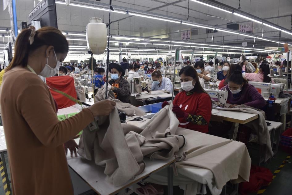 Textilarbeiter*innen produzieren Kleidung in einer Fabrik in Phnom Penh, Kambodscha, 17. Dezember 2021.