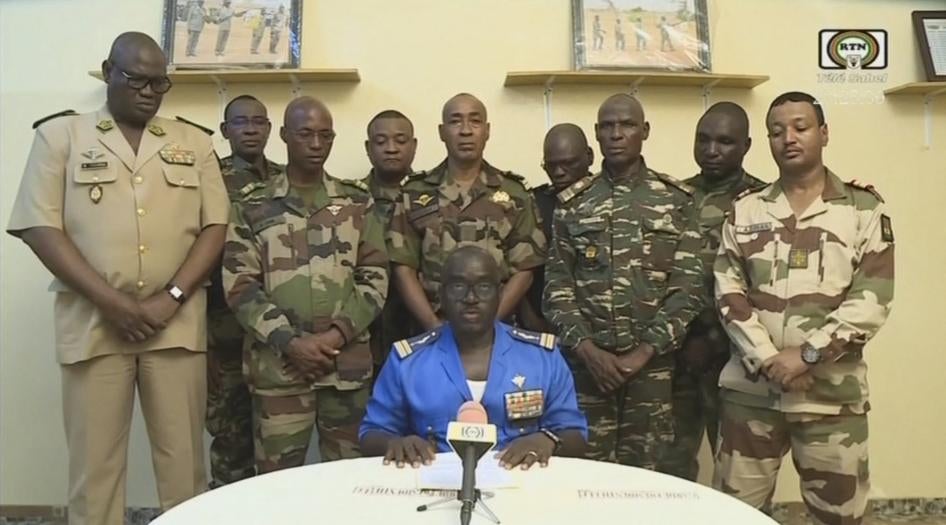 Le colonel major Amadou Abdramane, au centre, avec une délégation d’officiers militaires, apparaît à la télévision d’État du Niger pour annoncer leur coup d’État le 26 juillet 2023 à Niamey, au Niger.