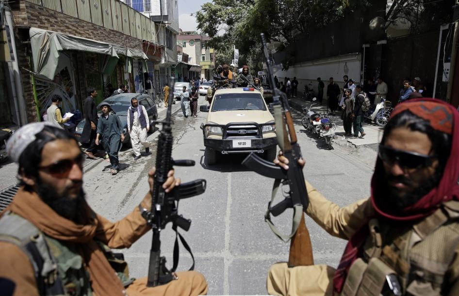 Gerilyawan Taliban berpatroli di Kabul, Afghanistan, 19 Agustus 2021. 