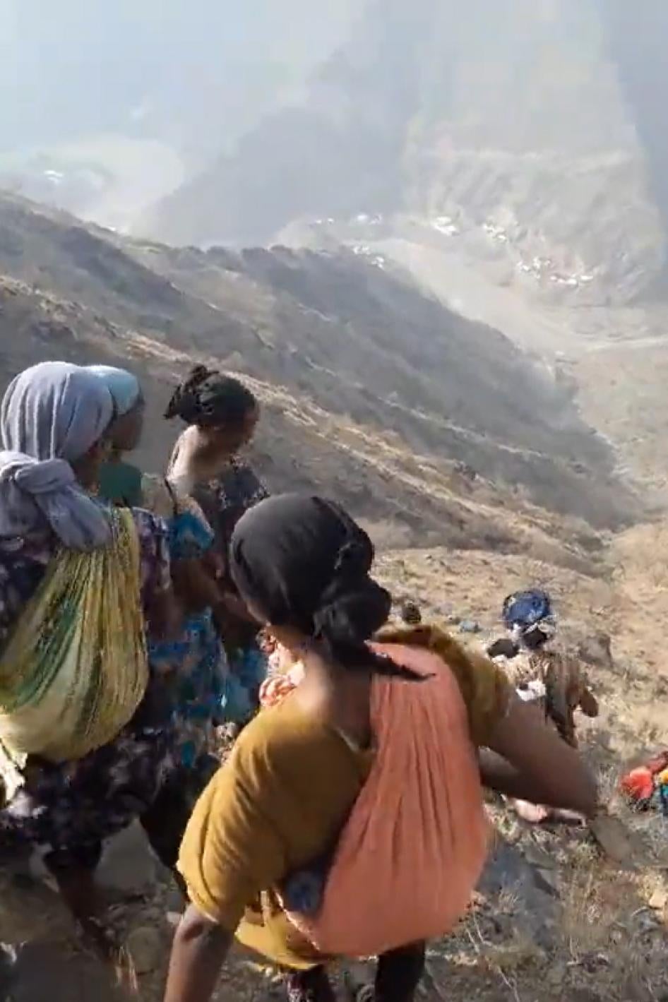A video published on TikTok on July 31, 2022 and geolocated by Human Rights Watch shows a group of 22 migrants, 20 of whom appear to be women, descending a steep slope inside Saudi Arabia near the trail used to cross from the migrant camp of Al Thabit.
