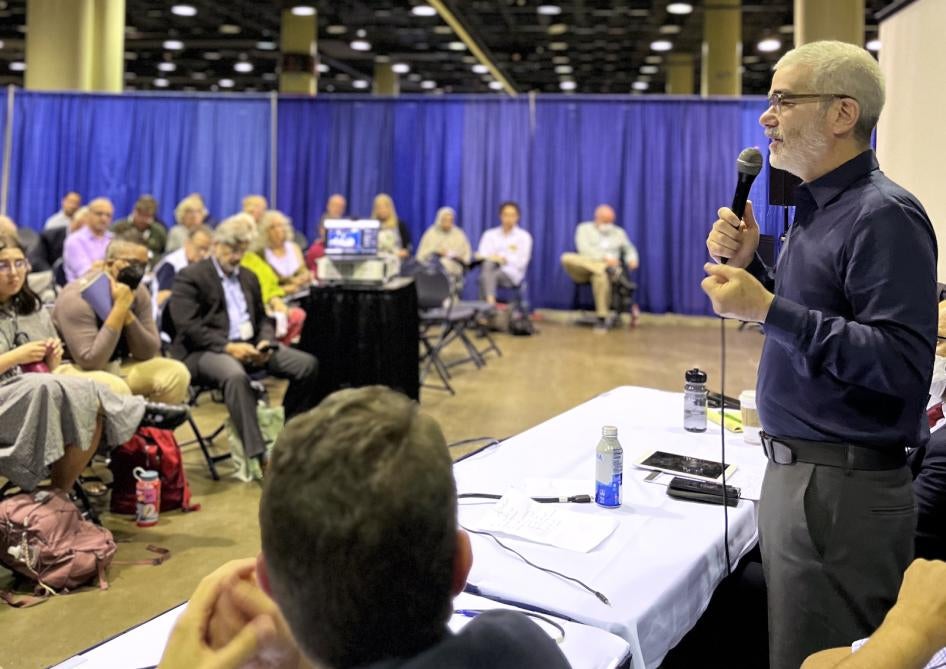 Rabbi Brant Rosen berbicara dalam acara Parlemen Agama-Agama Sedunia di Chicago, Illinois pada 16 Agustus 2023.