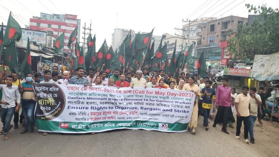 Manifestation organisée à l’occasion de la Fête du Travail par la Fédération nationale des ouvriers du secteur textile (NGWF) pour réclamer une hausse du salaire minimum et le droit à se syndiquer, à Dhaka, Bangladesh, le 1er mai 2023. 