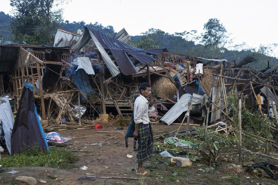 Un habitant du village de Mung Lai Hkyet, dans l'État de Kachin, au Myanmar, photographié le 10 octobre 2023 parmi les décombres de huttes détruites la veille lors de frappes aériennes et tirs d'artillerie menés par l’armée du Myanmar.