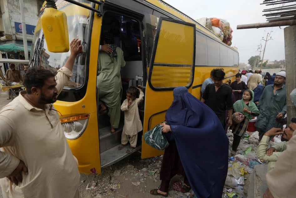 Afghan families leave Pakistan to return to Afghanistan, October 6, 2023. 