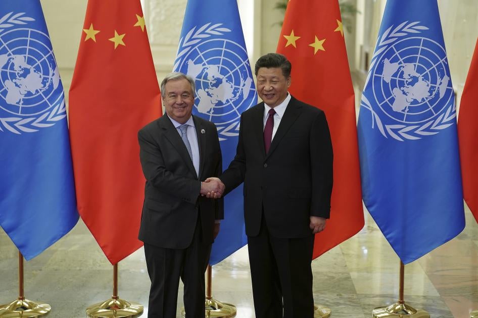 Presiden Tiongkok Xi Jinping (kanan) berjabat tangan dengan Sekretaris Jenderal PBB António Guterres di Aula Besar Rakyat di Beijing, 26 April 2019. 
