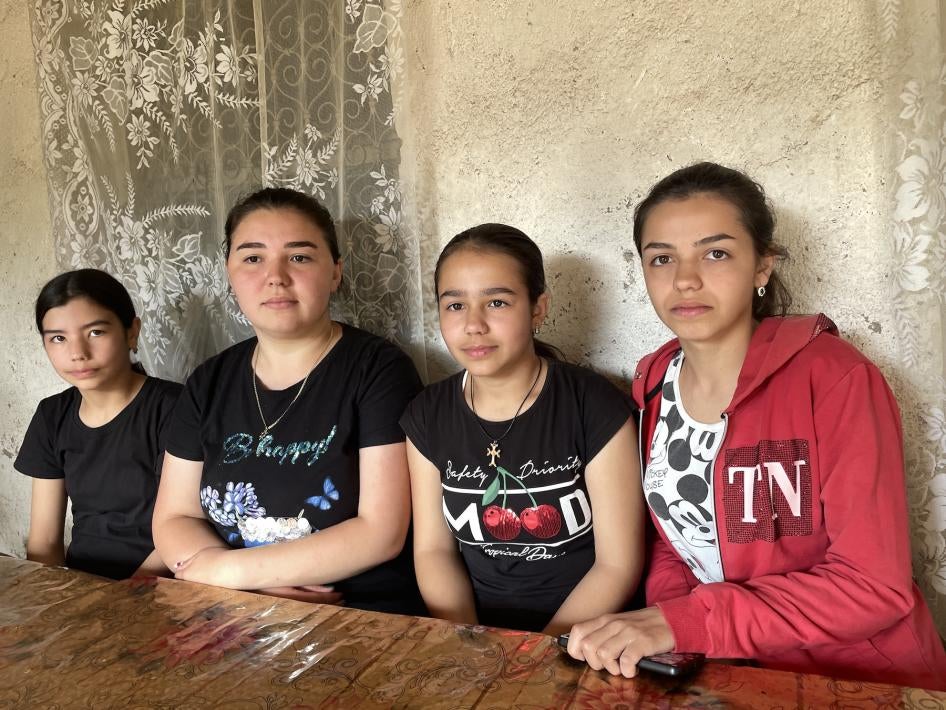 Ariana, 11 ans, Agnessa, 22 ans, Melinda, 12 ans, et Amanda, 18 ans, à Tatev, en Arménie, au lendemain de leur long voyage depuis le Haut-Karabakh, le 29 septembre 2023. 